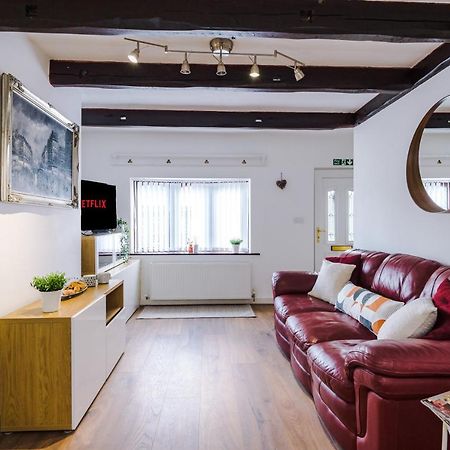 Sunshine Cottage By Happy Sunshine Stay Golborne Bagian luar foto