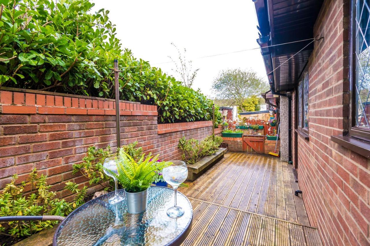 Sunshine Cottage By Happy Sunshine Stay Golborne Bagian luar foto
