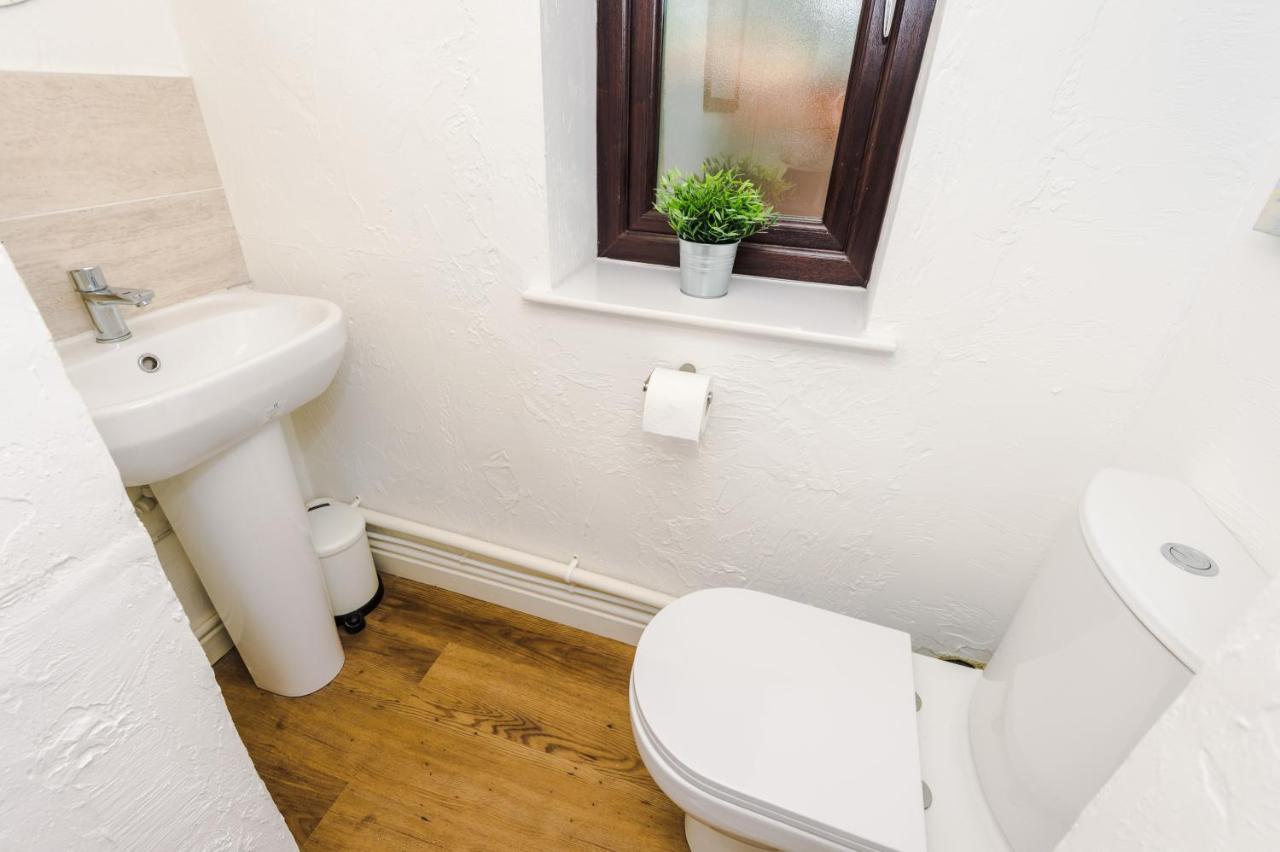 Sunshine Cottage By Happy Sunshine Stay Golborne Bagian luar foto