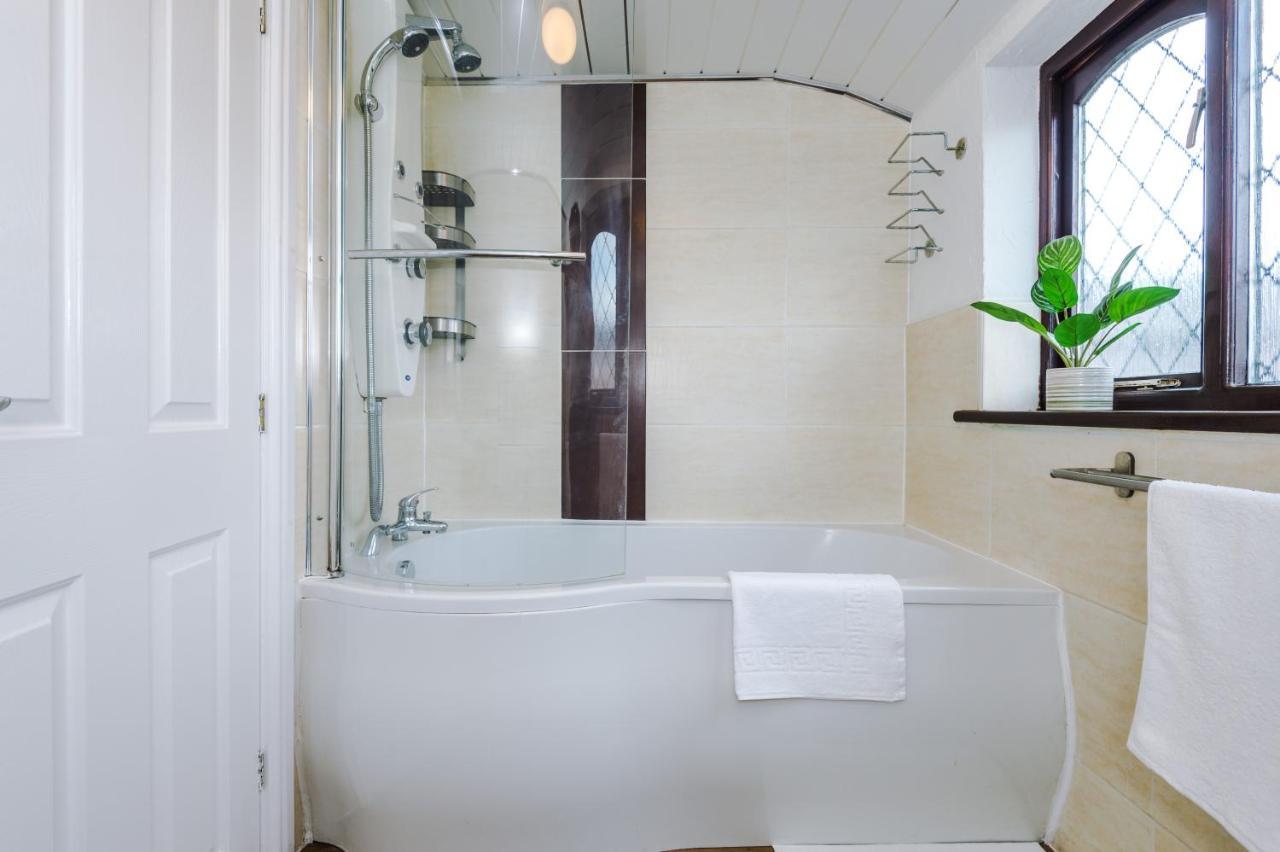 Sunshine Cottage By Happy Sunshine Stay Golborne Bagian luar foto